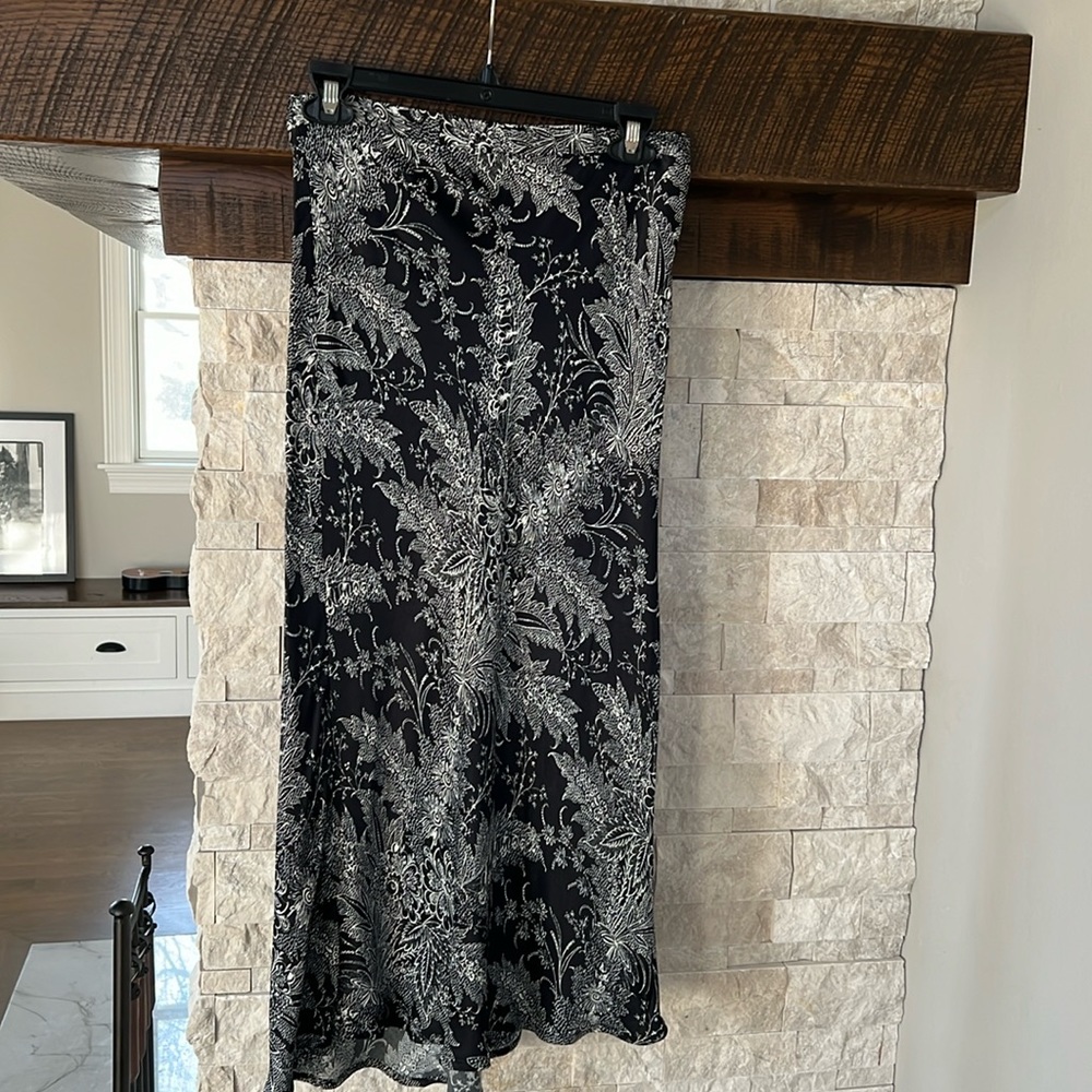 Anthropologie maxi skirt. Side zip. No slits. Navy/white. Size 4 Good condition